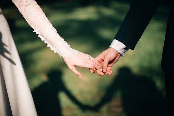 Comment choisir sa robe, son costume, ses alliances et son bouquet de mariée ?